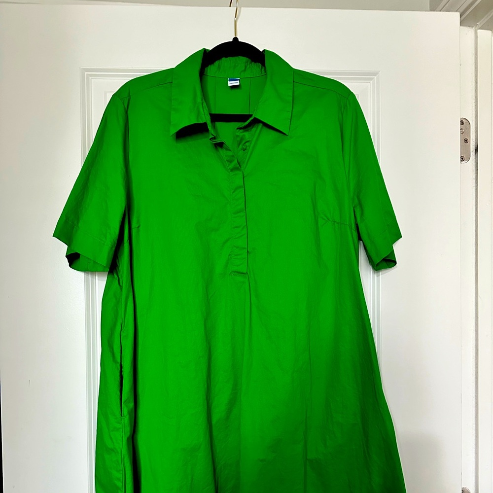 Cute green dress with pockets.